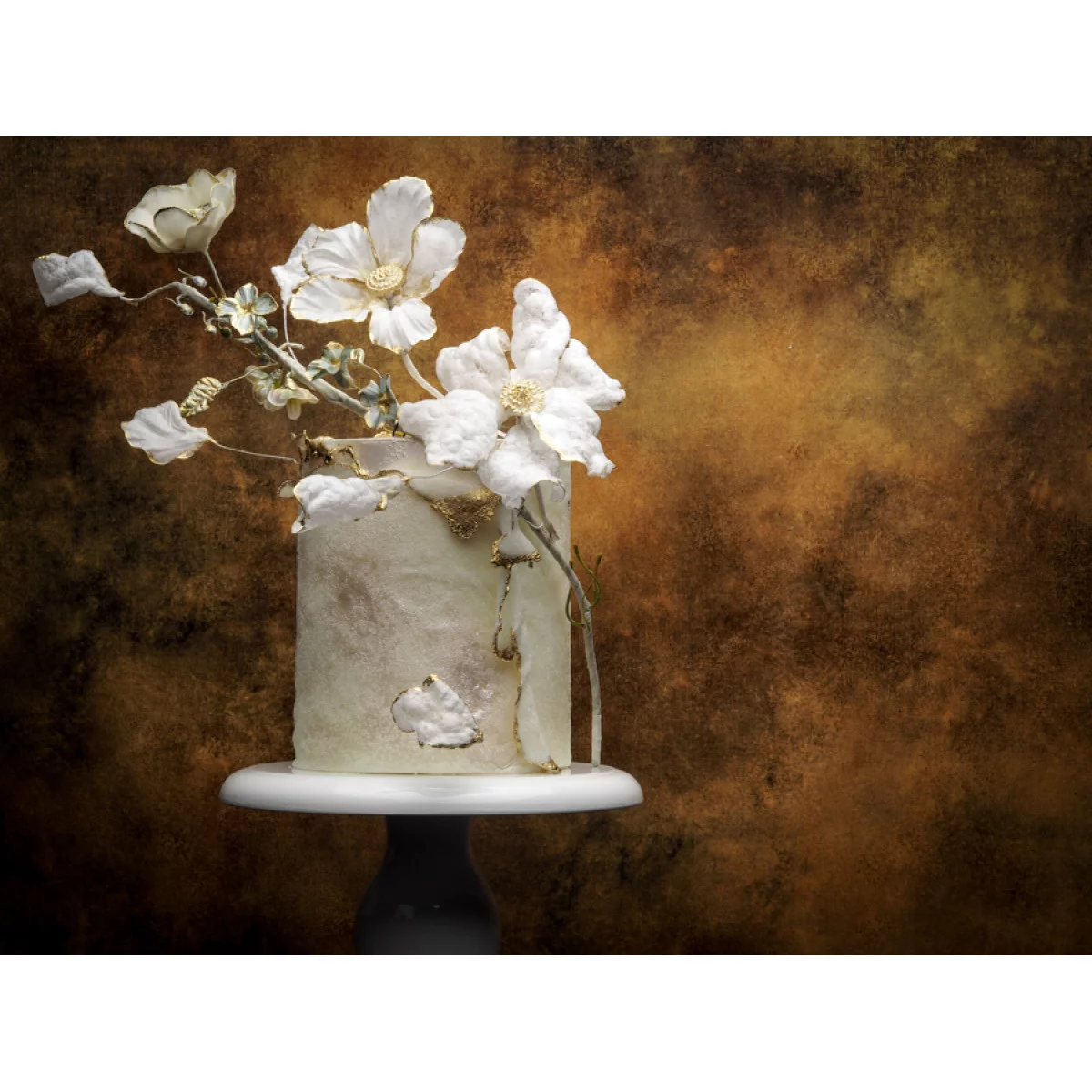 Torta cubierta de fondat con flores en papel de arroz
