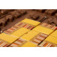 Paquete de 10 cajas de regalos para bombón o petit four modelo alegría dorada Paquete de 10 cajas de regalos para bombón o petit four modelo alegría dorada