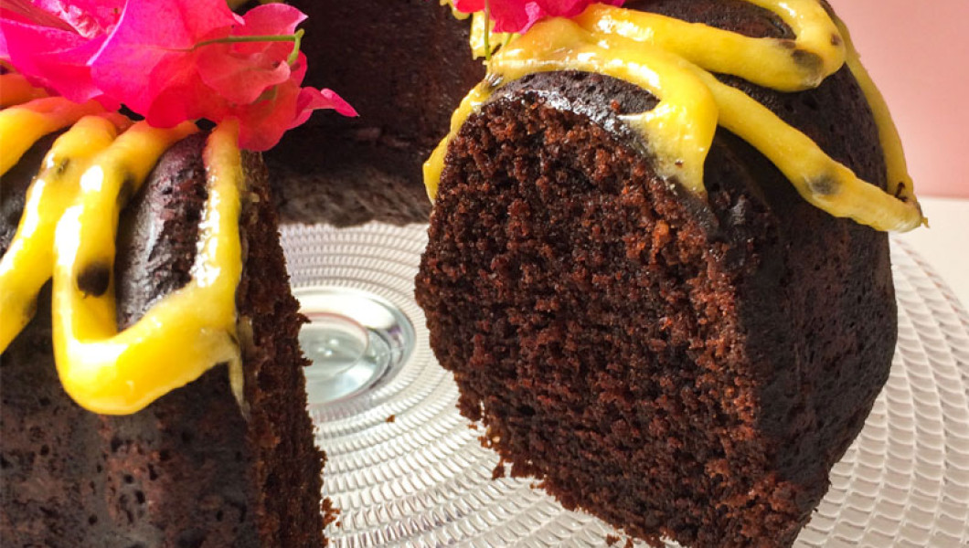 Bundt cake de chocolate con curd de maracuyá, de Karen Pereira