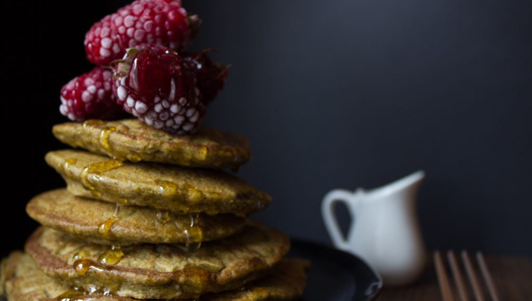 Oatmeal Matcha Pancakes (Panquecas de Avena y té matcha) de @foodiesvalley